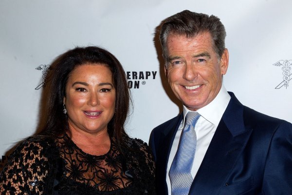 Pierce Brosnan i Keely Shaye Smith