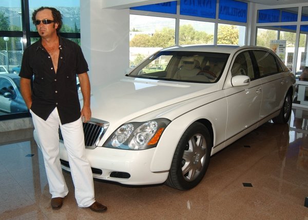 Željko Kerum pored svog skupocjenog automobila Maybach 2003. godine