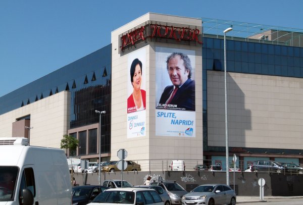 Predizborni plakati Željka Keruma i Nevenke Bečić na trgovačkom centru Joker pred izbore 2013.