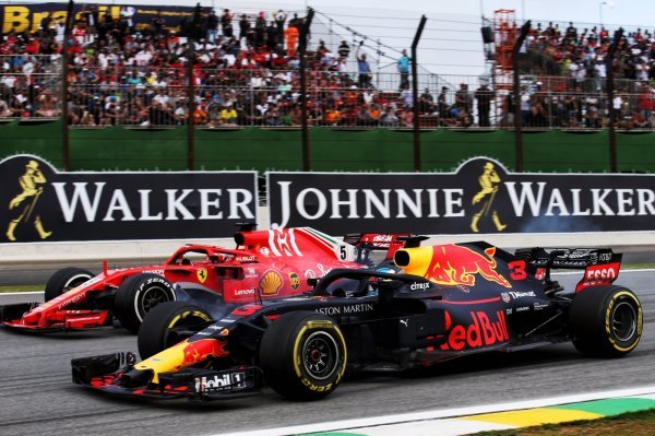 Sebastian Vettel (NJE) Ferrari, Daniel Ricciardo (AUS) Red Bull