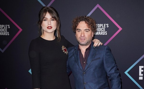 Johnny Galecki s djevojkom