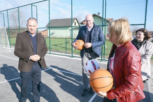 Obilazak novouređenog sportskog igrališta u romskom naselju u Capraškim poljanama