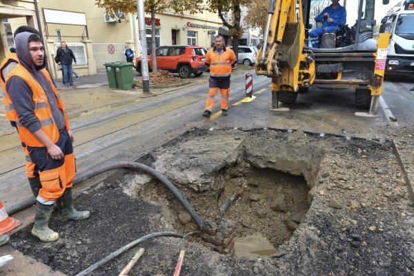 Zbog puknuća vodovodne cijevi u Maksimirskoj, došlo do zastoja u prometu