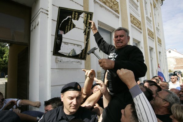 Razbijanje dvojezičnih ploča