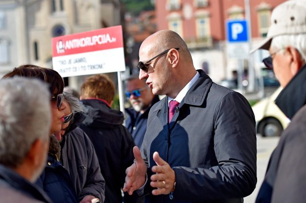 Mislav Kolakušić s građanima koji bi se priključili njegovoj budućoj političkoj stranci