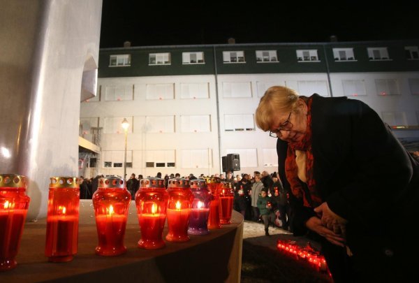 Paljenje svijeća ispred Opće bolnice Vukovar uoči Dana sjećanja na žrtvu Vukovara