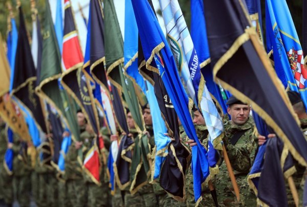 Brojni građani, branitelji i državni dužnosnici okupljaju se ispred bolnice u Vukovaru