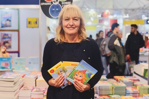 Sanja Pilić ispred štanda s njenim knjigama za djecu