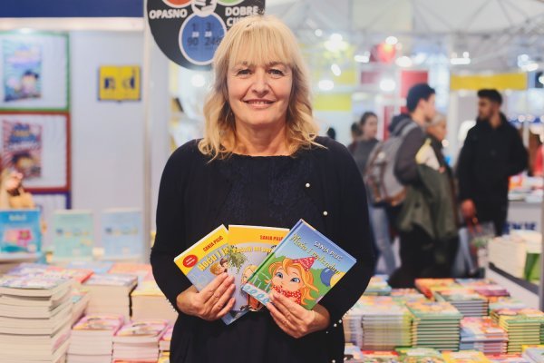 Sanja Pilić ispred štanda s njenim knjigama za djecu