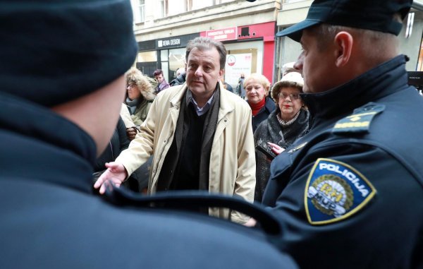 Članovi ravnateljstva HGZ-a održali konferenciju na ulici jer im je ravnatelj zabranio ulaz u zgradu