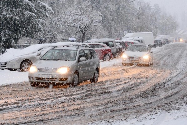 Gusti snijeg počeo padati u ranim jutarnjim satima