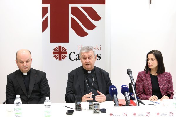 Hrvatski Caritas odrzao je konferenciju za medije povodom 25. obljetnice i najavio tradicionalne akcije Nedjelja Caritasa i Za 1000 radosti