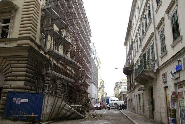 U Rijeci se urušila skela u Adamićevoj ulici
