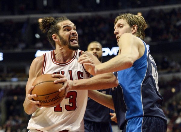 Joakim Noah i Dirk Nowitzki u NBA utakmici 2014. godine