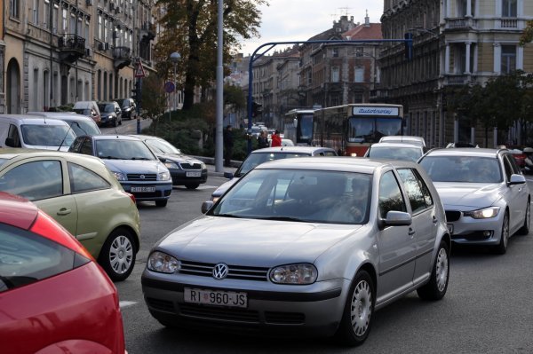 Gužva u prometu zbog zatvorene Adamićeve ulice nakon urušavanja skele