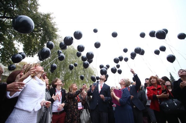 Puštanjem crnih balona u zrak obilježen Međunarodni dan borbe protiv nasilja nad ženama