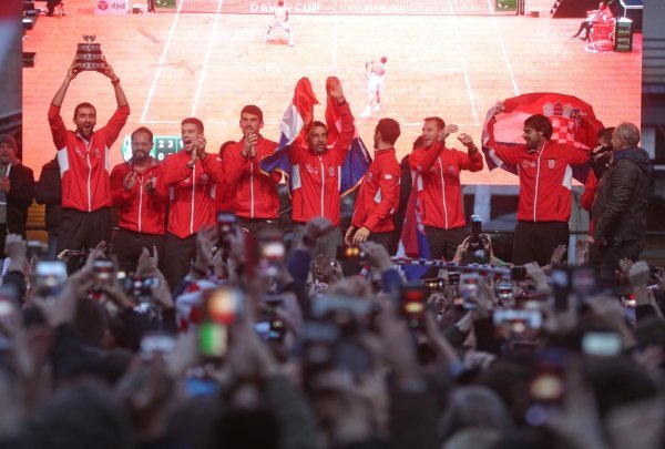 Zlatne tenisače na glavnom Trgu dočekale tisuće navijača