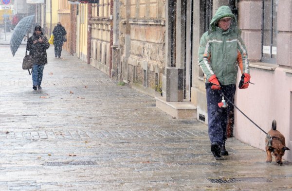 Od ranih jutarnjih sati u Sisku pada snijeg