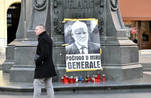 Svijeće za Praljka na Trgu bana Jelačića u Zagrebu