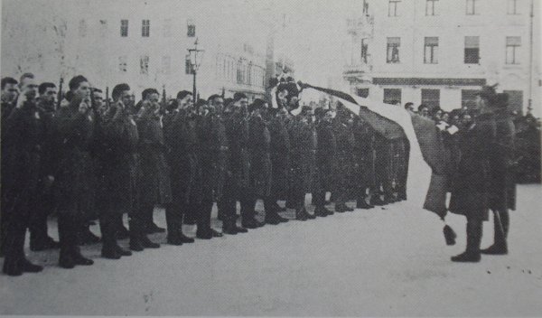 Domobranska postrojba polaže prisegu Narodnom vijeću SHS pred hrvatskom zastavom, Zagreb, studeni 1918.