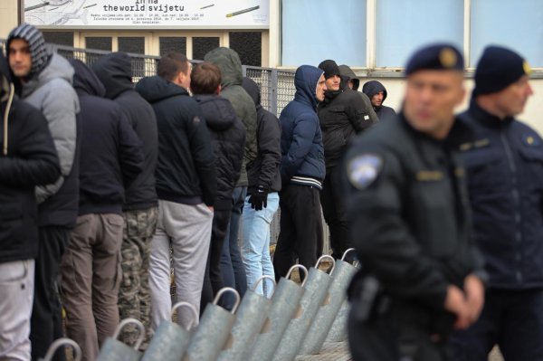 Policija na Savskoj cesti privela veću skupinu ljudi