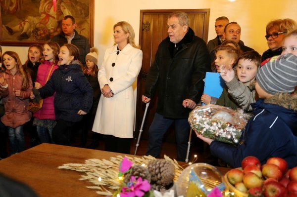 Predsjednica Kolinda Grabar-Kitarović i gradonačelnik Milan Bandić otvorili Advent na Prekrižju