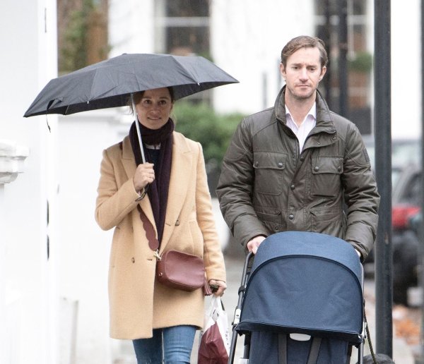 Pippa Middleton i James Matthews u šetnji sa sinom Arthurom