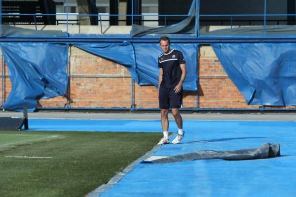 Joe Šimunić popravlja tepih na Maksimiru 1