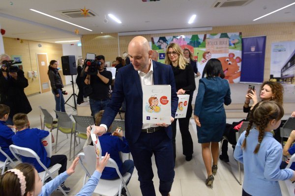 Ministar Tomislav Tolušić školarcima je dijelio teglice meda i slikovnice povodom Školskog mednog dana u OŠ Kajzerica