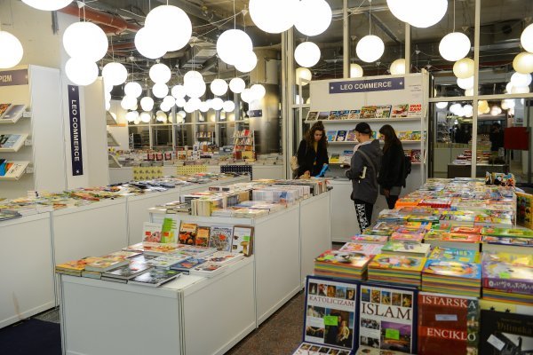 Velika adventska knjižara