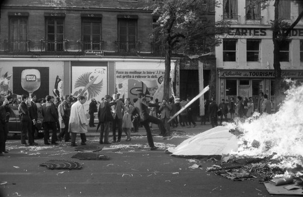 Svibanjski prosvjedi 1968. toliko su eskalirali da je nakratko iz zemlje pobjegao predsjednik Charles de Gaulle. Prosvjed na pariškom bulevaru Saint-Germain