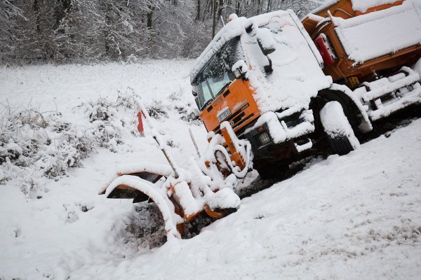 Kamion ralica sletila u kanal dok je čistila snijeg