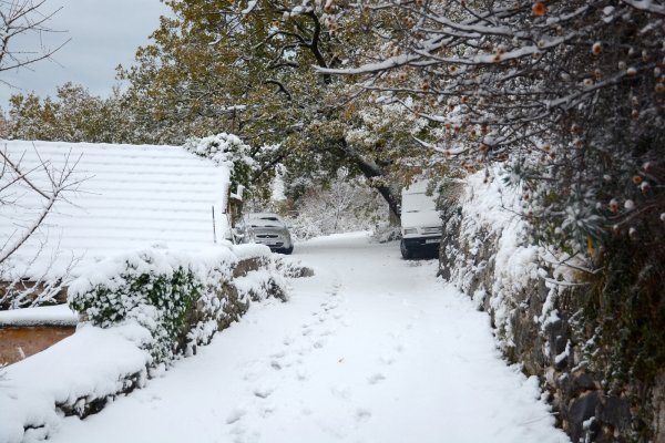 Zaseoci u brdima iznad Omiša jutros ostali zarobljeni s 20-ak centimetara snijega