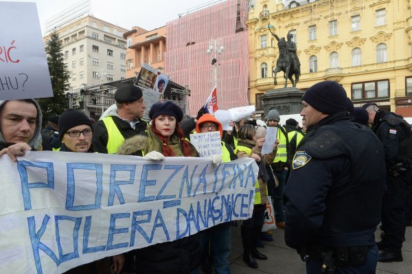 Održan prosvjed žutih prsluka na Trgu bana Jelačića