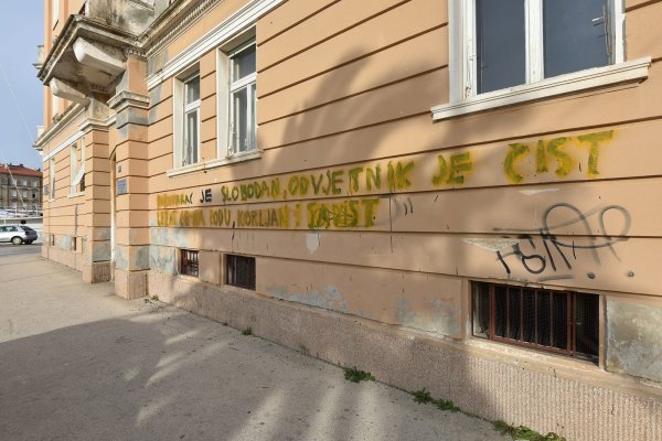 Kod odvjetničkog ureda Andreja Korljana osvanuo prijeteći grafit