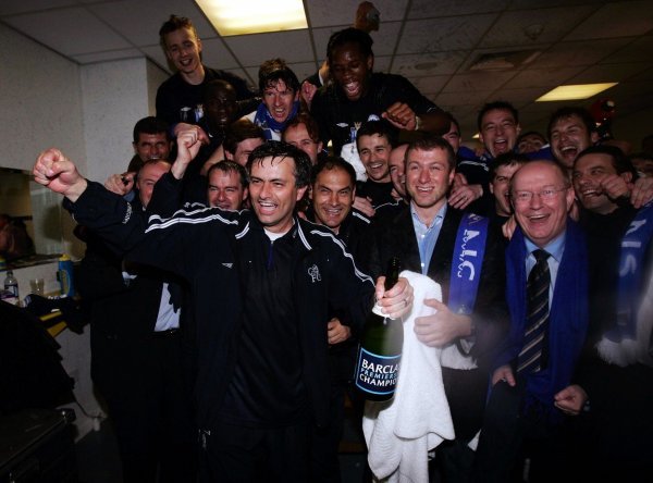 Slavlje u svlačionici Chelseaja: Jose Mourinho, Roman Abramovič i igrači snimljeni 2005.