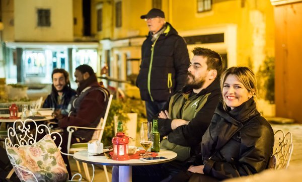 Antonija Blaće sa suprugom Hrvojem uživa u glazbi na terasi hotela