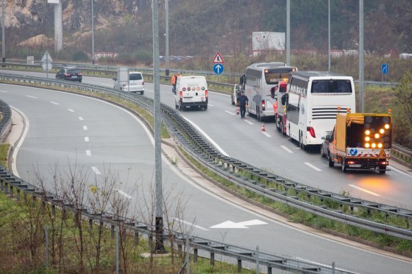 Autobus u kvaru na čvoru Orehovica, promet se odvija jednim kolničkim trakom