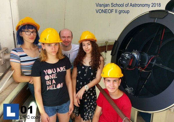 Gostujući astronom Enrico Pettarin s učenicima edukacijskih programa, u kupoli kraj hlađene CCD kamere teleskopa