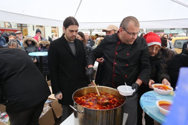 Predsjednik Živog zida Ivan Vilibor Sinčić i Vladimira Palfi na Trgu Petra Preradovića dijelili su građanima riblji paprikaš i božićne pakete za djecu