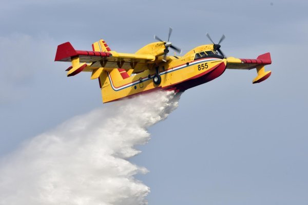 Dubrava kod Šibenika: Zračne snage pomažu vatrogascima u gašenju požara