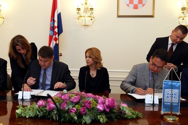 Bors Lalovac, Milanka Opačić i Carlos Pinerua prilikom potpisivanja ugovora o zajmu