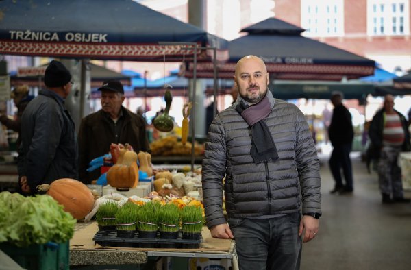 Direktor 'Tržnica' Igor Medić svakodnevno se tržnicom prošeta barem dva do tri puta uzduž i poprijeko. Osluškuje komentare Osječana, zabilježi primjedbe prodavača.
