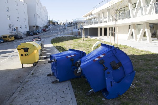 Orkanska bura raznosila je kontejnere širom grada