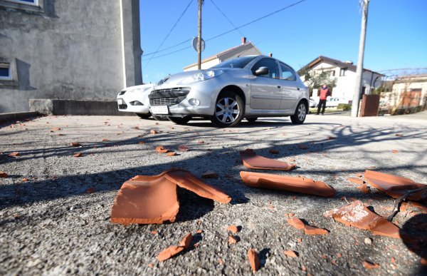 Snažni udar bure oštetio je nekoliko krovova na obiteljskim kućama u Posedarju