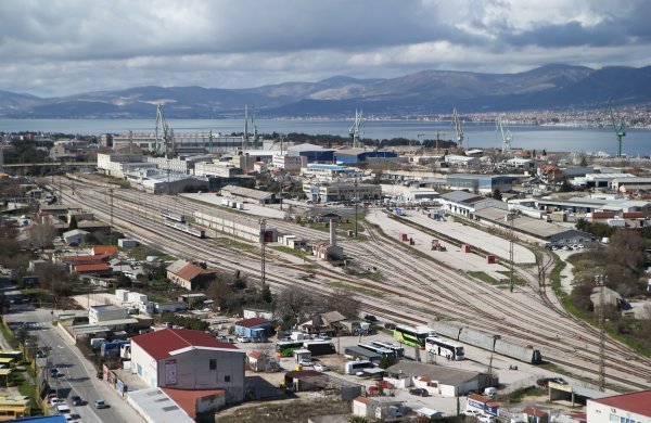 Panoramski pogled na željeznički kolodvor u Kopilici sa sjevernom lukom u pozadini
