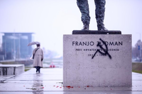 Na novom spomeniku dr. Franji Tuđmanu osvanuli srp i čekić