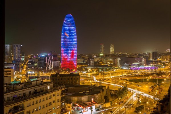 Toranj Agbar s fasadom optočenom s 4500 LED tijela koja mogu proizvesti 16 milijuna nijansi boja