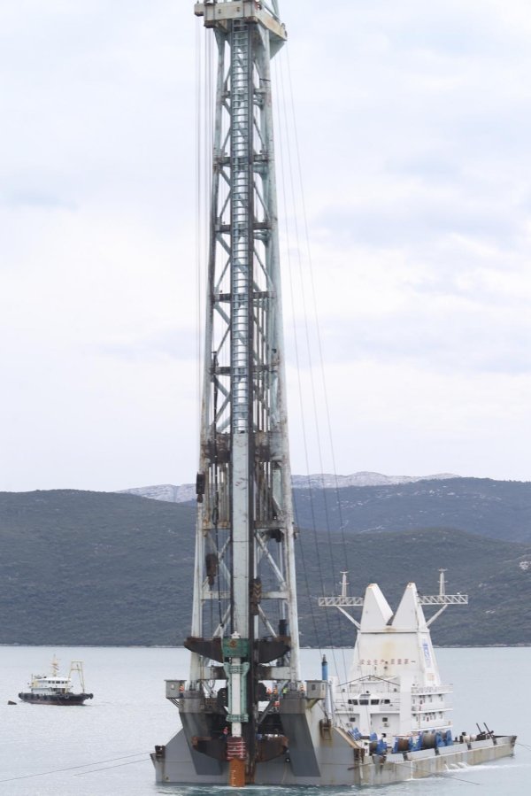 Započelo postavljanje pilota u more za podizanje Pelješkog mosta