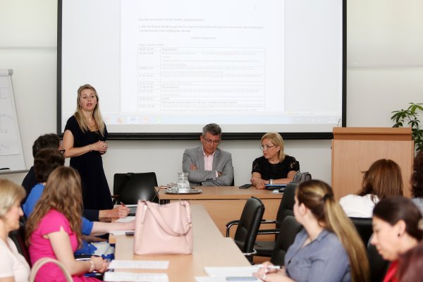 Dr. Ivana Pavić Šimetin drži predavanje na HZJZ-u